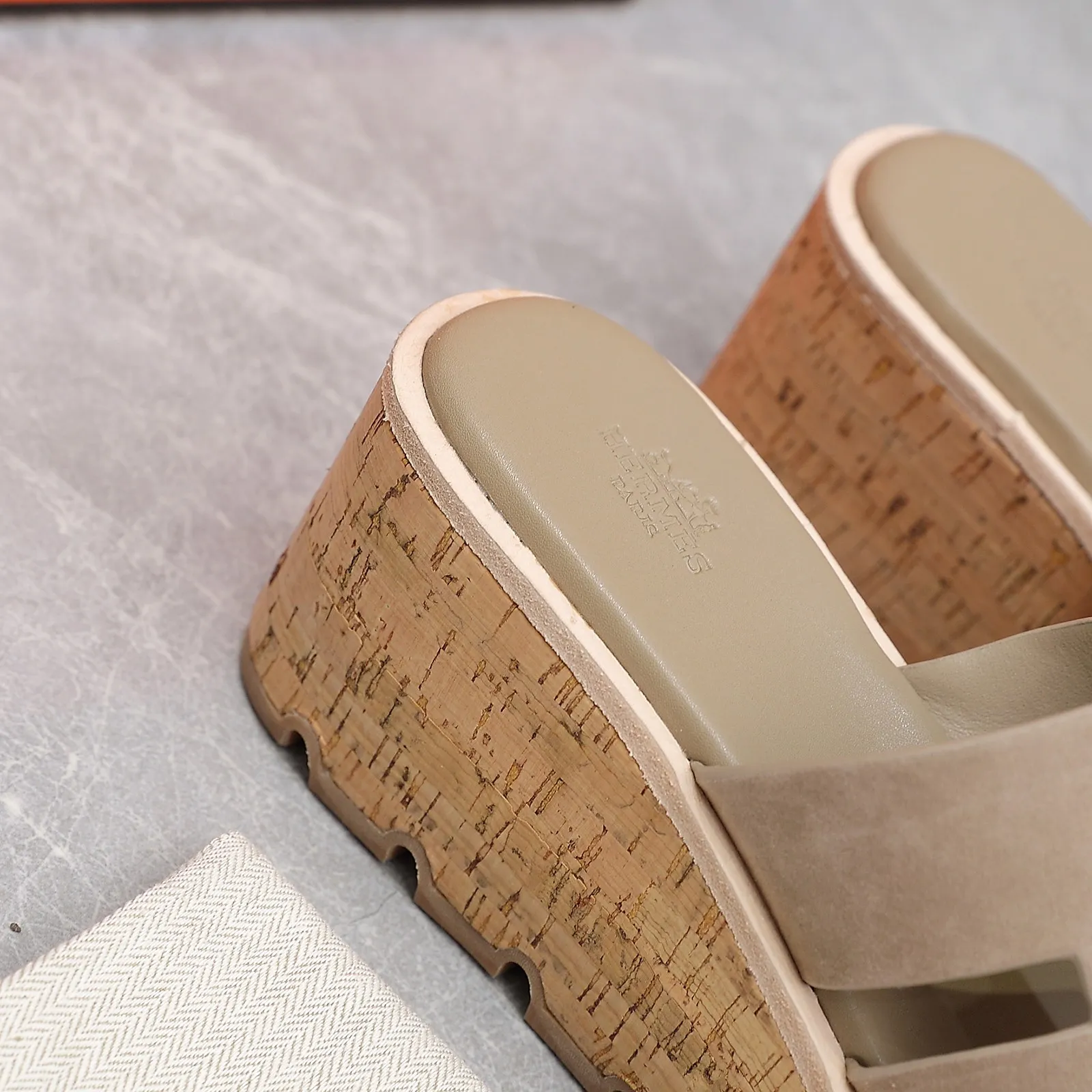 👟👟Ex-factory price 560👟👟 💥2024💥Hermès will continue the classic in 2022 Hermès Wood Grain Wedge H Slippers Hermès’ wedge sandals are the simplest, most durable and elegant I have ever seen! ! ! You can hold any style, the height of the 6cm wedge heel is easy to control, and the colors are all matching. The upper and the feet have her unique style, be sure to buy this one, it is truly classic, easy to wear and look good! Fabric: Imported cowhide, sheepskin lining, sheepskin feet, Italian original leather outsole welt, log water pine wrapped water table, rubber non-slip original outsole Color: 11 colors Code number: 35-40 Full set of original packaging